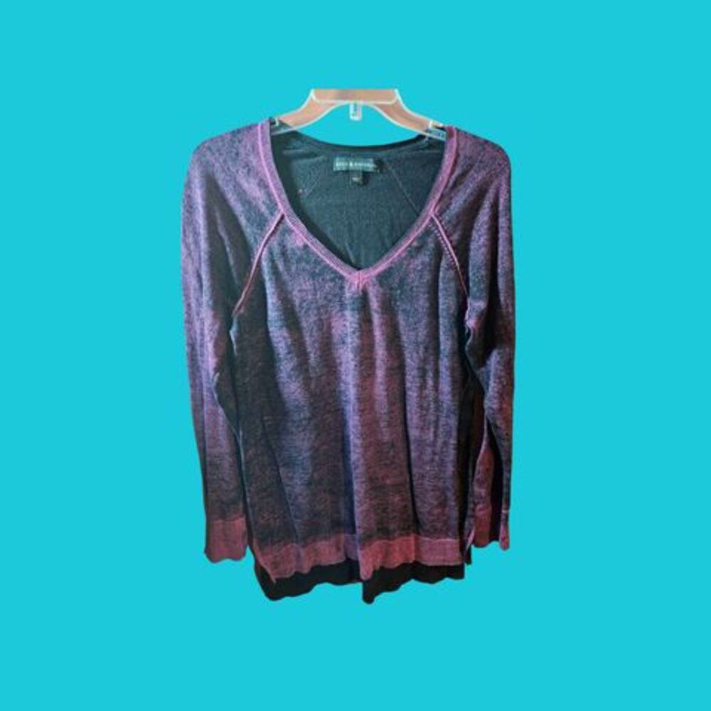 Rock & Republic  V Neck Size M  (O65)‎